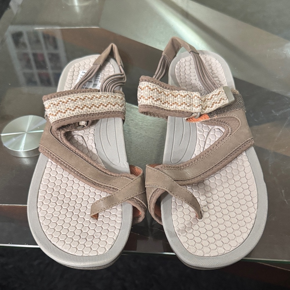 BareTraps Tan Sandals - Picture 5 of 10